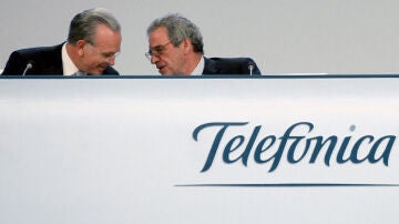 El presidente de Telefónica, César Alierta, con el presidente de la CECA, Isidro Fainé