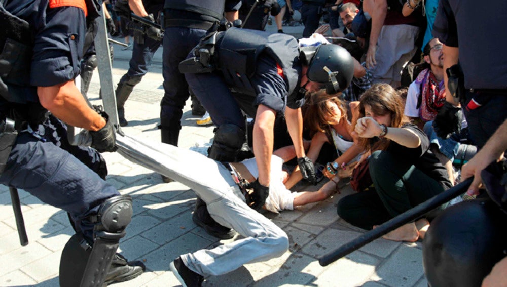 Enfrentamientos entre agentes de policía e 'indignados' frente al Parlament / Imágen de archivo