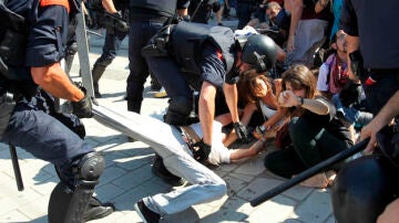 Enfrentamientos entre agentes de policía e 'indignados' frente al Parlament / Imágen de archivo