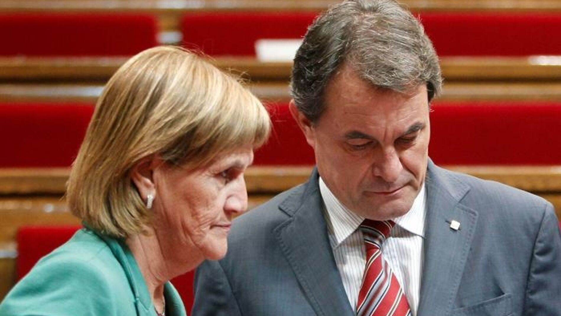 El presidente de la Generalitat, Artur Mas conversa con la presidenta de la c&aacute;mara, N&uacute;ria de Gispert