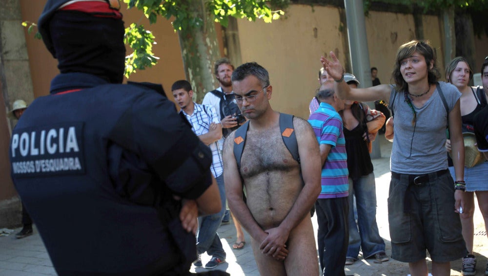 Jóvenes 'indignados' se enfrentan a los Mossos d'Esquadra