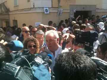 Cayo Lara increpado por activistas que pretendían impedir un desahucio Cayo Lara increpado por activistas que pretendían impedir un desahucio