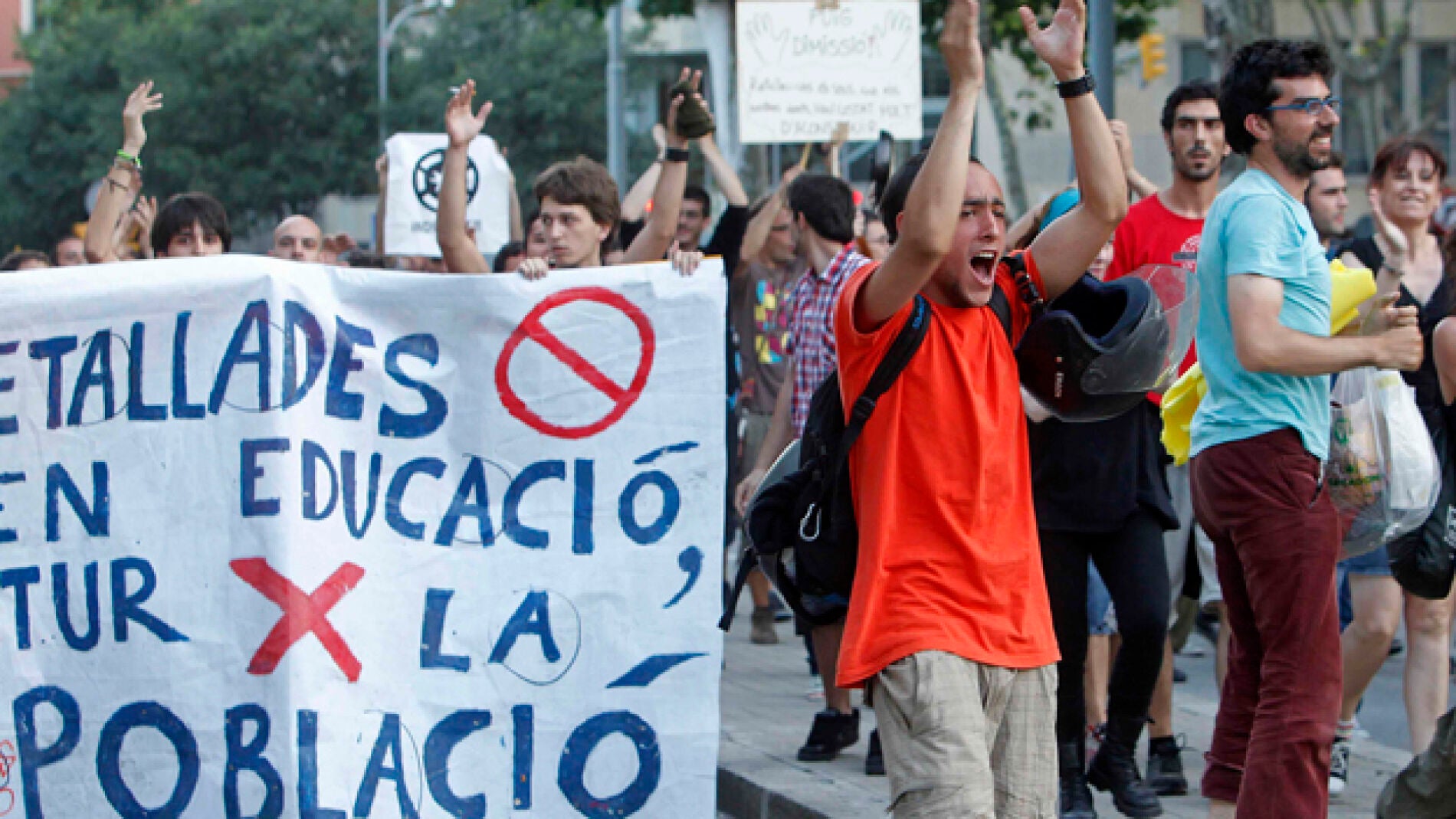 J&oacute;venes protestan frente al Parlament