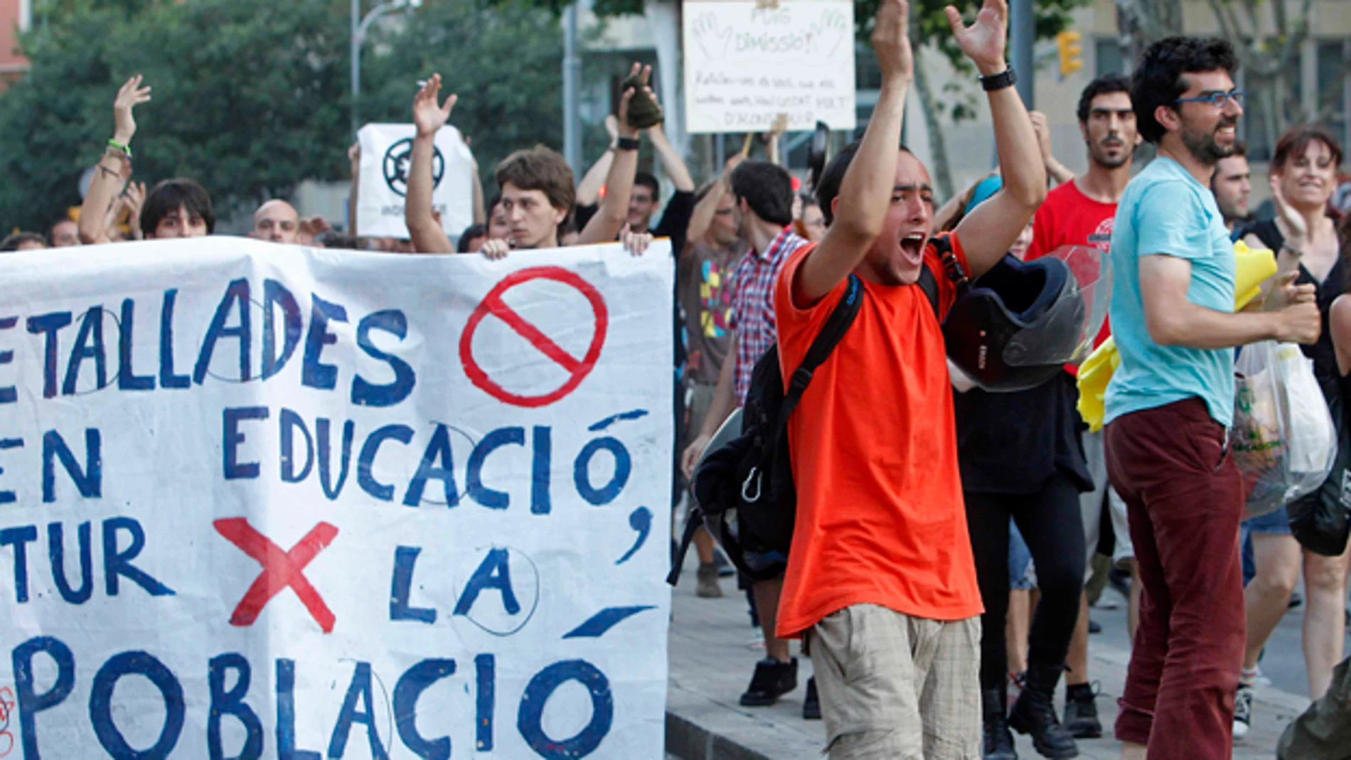 Jóvenes protestan frente al Parlament Jóvenes protestan frente al Parlament