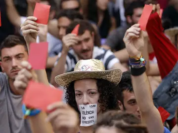 Tarjeta roja a los políticos en Valencia Tarjeta roja a los políticos en Valencia