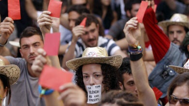  Los 'indignados' acampan frente a las Cortes valencianas sin incidentes