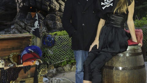 Miguel Palacio posa junto a su musa en la colecci&oacute;n 'pirata', Vega Rollo Villanova. 