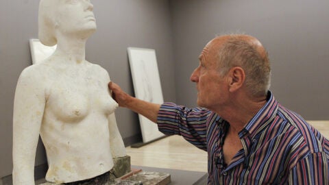 El artista Antonio L&oacute;pez junto a una de sus obras.