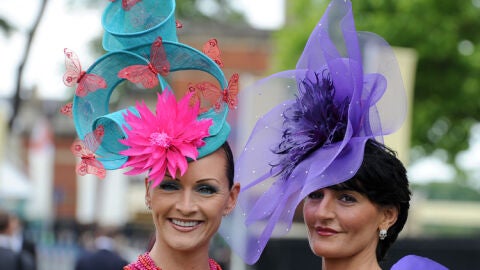 Dos mujeres lucen un tocado en Ascot.