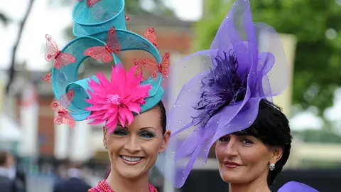 Dos mujeres lucen un tocado en Ascot. Dos mujeres lucen un tocado en Ascot.