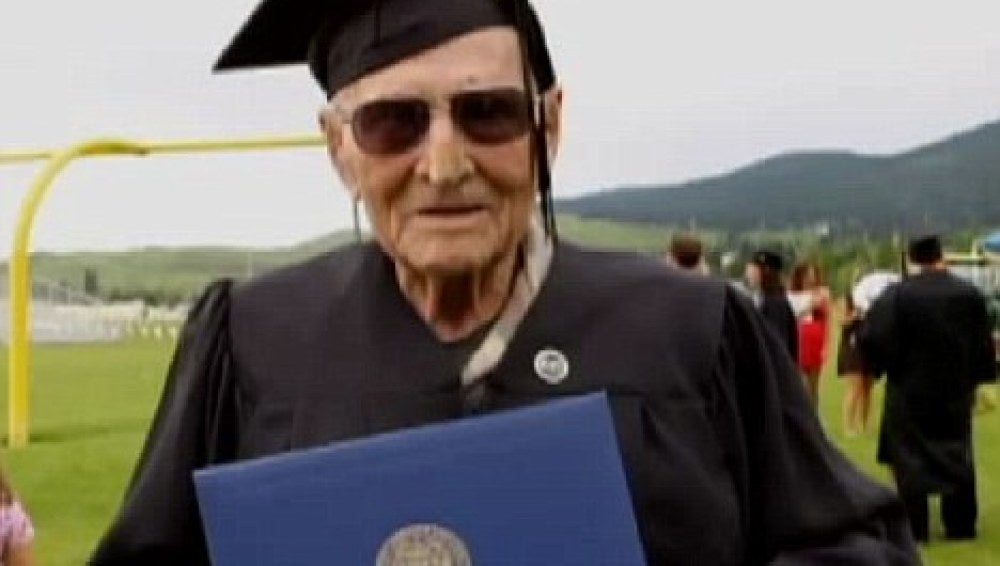 Se gradúa con 99 años