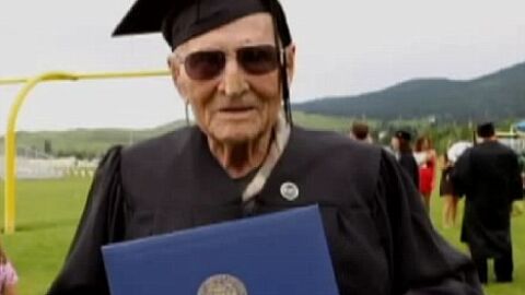 Se grad&uacute;a con 99 a&ntilde;os
