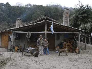 La Angostura, cubierta de cenizas del Puyehue La Angostura, cubierta de cenizas del Puyehue