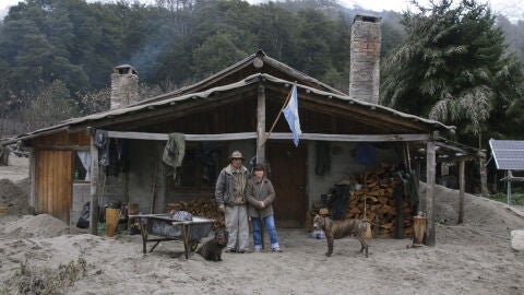 La Angostura, cubierta de cenizas del Puyehue