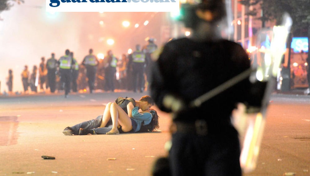 Fotografía del beso en Vancouver