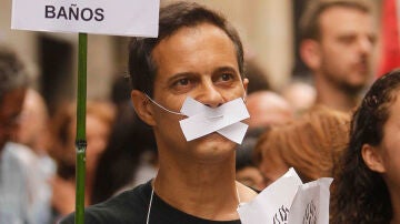 Un 'indignado' con la boca tapada en señal de protesta en Barcelona