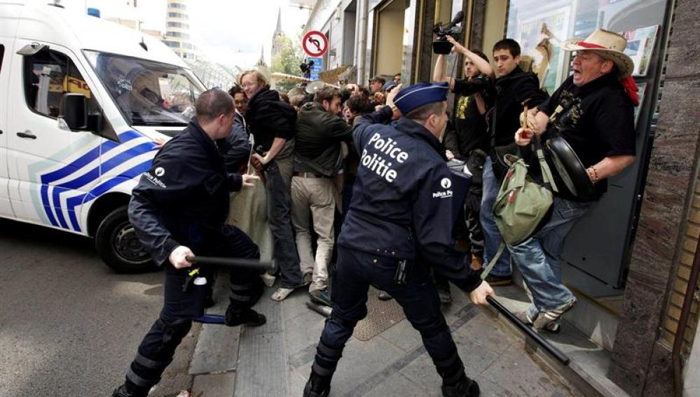 La Policía carga contra manifestantes en Bruselas