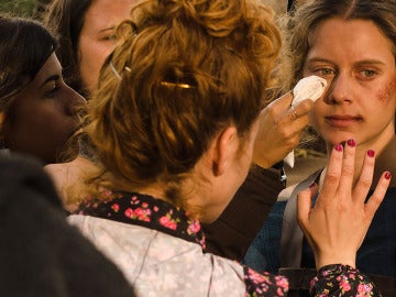 Retocando el maquillaje de Manuela Vellés