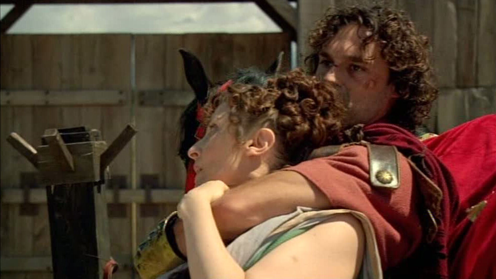 Fabio logra escapar del campamento utilizando a Claudia