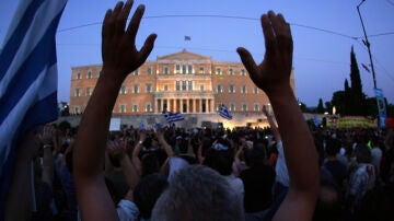 Grecia se echa a la calle en medio de las dudas