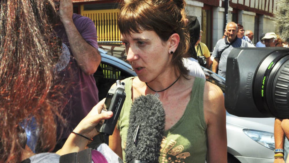 La ex dirigente de Batasuna Aurore Martín comparece ante los medios.