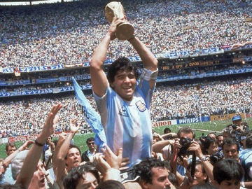 Maradona alzando la copa del Mundial de 1986