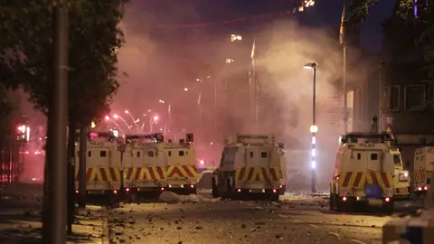 Enfrentamientos entre católicos y protestantes Enfrentamientos entre católicos y protestantes