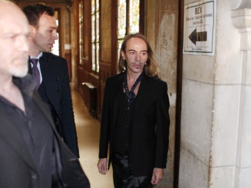 El diseñador John Galliano a su llegada al tribunal de Paris donde se le juzga por injurias racistas.