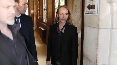 El diseñador John Galliano a su llegada al tribunal de Paris donde se le juzga por injurias racistas. El diseñador John Galliano a su llegada al tribunal de Paris donde se le juzga por injurias racistas.