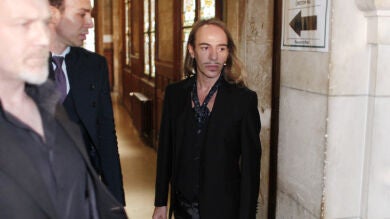 Galliano se define como adicto y no recuerda los incidentes por los que se le juzga