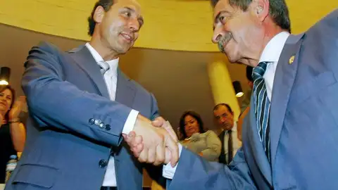 Revilla pasa el testigo a Ignacio Diego Revilla pasa el testigo a Ignacio Diego