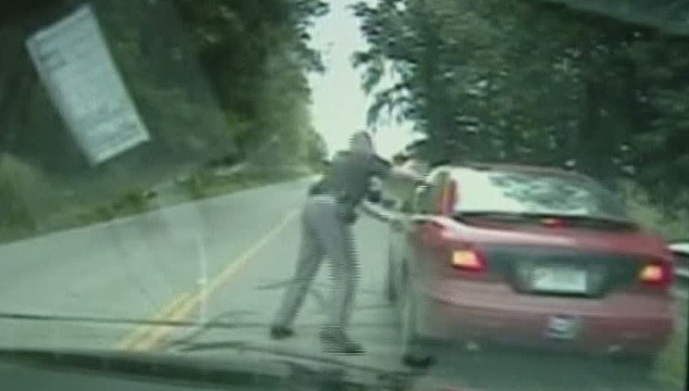 Un policía da el alto a un conductor de siete años