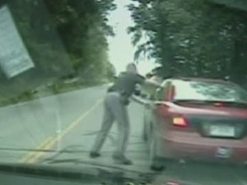 Un policía da el alto a un conductor de siete años