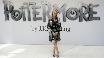 Rowling posa en el museo londinense de Victoria y Alberto en la presentación del proyecto.
