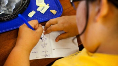 ¿Es bueno ayudar a los hijos con los deberes? Los expertos lo desaconsejan: afirman que tiene un efecto 