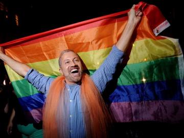 Un gay celebra la legalización del matrimonio homosexual