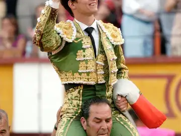 El Juli sale por la puerta grande en Badajoz El Juli sale por la puerta grande en Badajoz
