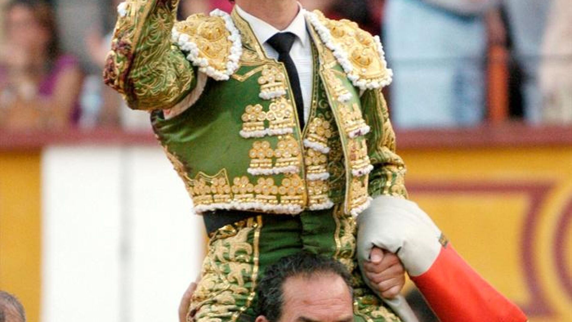 El Juli sale por la puerta grande en Badajoz