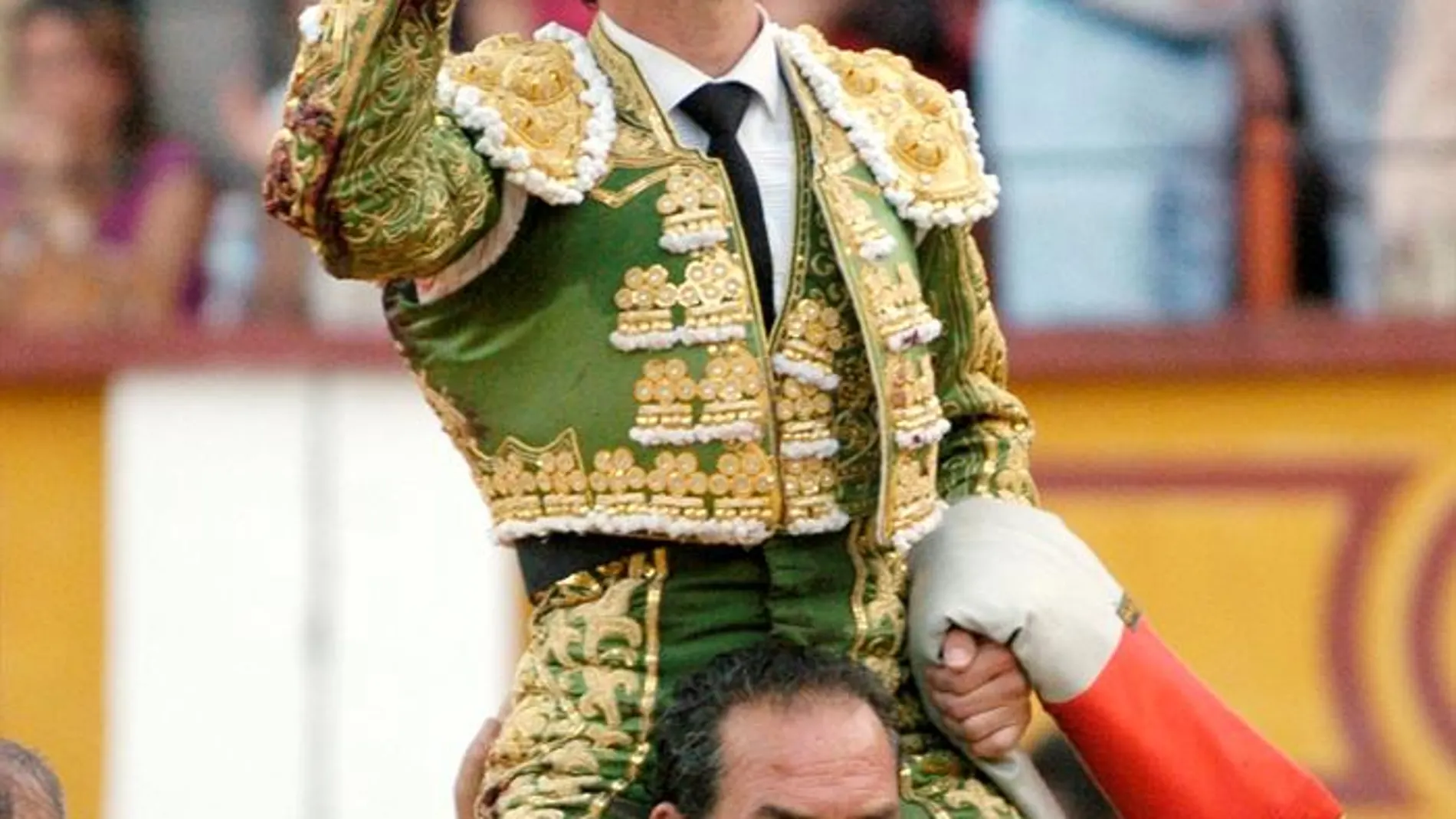 El Juli sale por la puerta grande en Badajoz El Juli sale por la puerta grande en Badajoz