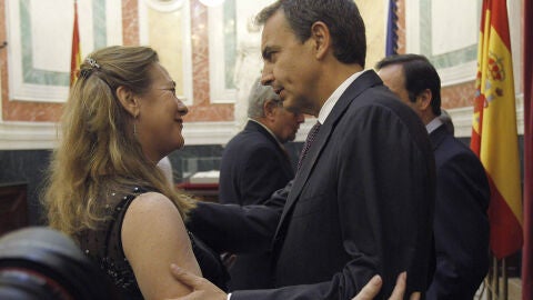 Pilar Manj&oacute;n saluda a Zapatero