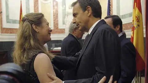 Pilar Manjón saluda a Zapatero Pilar Manjón saluda a Zapatero