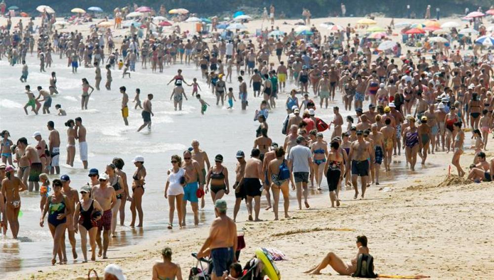 Cientos de personas acudieron a las playas de El Sardinero