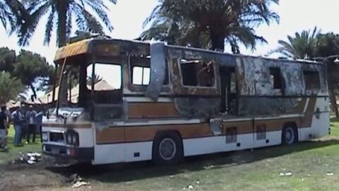 La OTAN bombardea el autob&uacute;s privado del Coronel