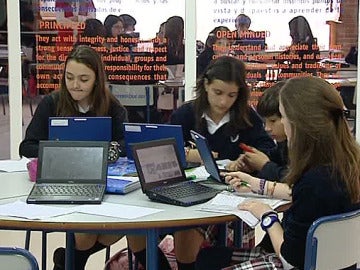 Estudiantes españoles usando ordenadores Estudiantes españoles usando ordenadores