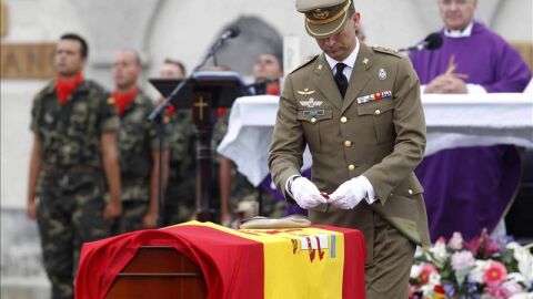 Emotiva despedida a los fallecidos en Afganist&aacute;n, presidida por el pr&iacute;ncipe