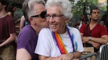 Una pareja celebra el Día del Orgullo Gay en Nueva York