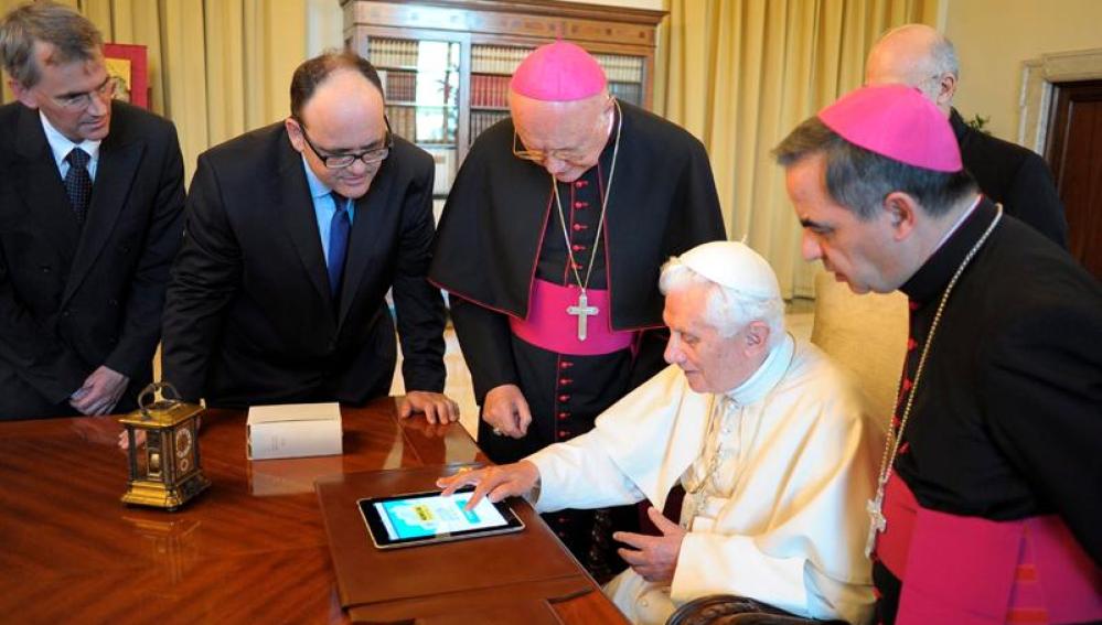 El papa Benedicto XVI twitteando