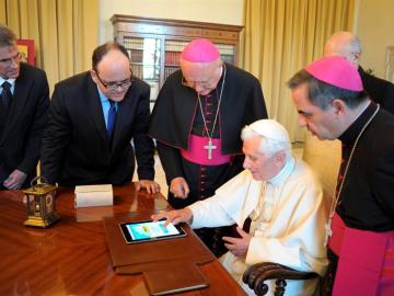 El papa Benedicto XVI twitteando