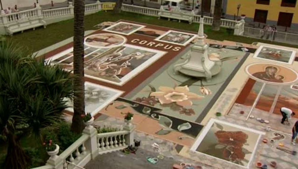 Artesanos de todas las edades en las alfombras de La Orotava