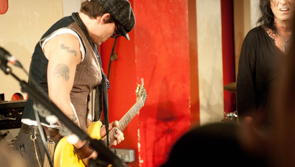 Jhonny Deep muestra su pericia con la guitarra.